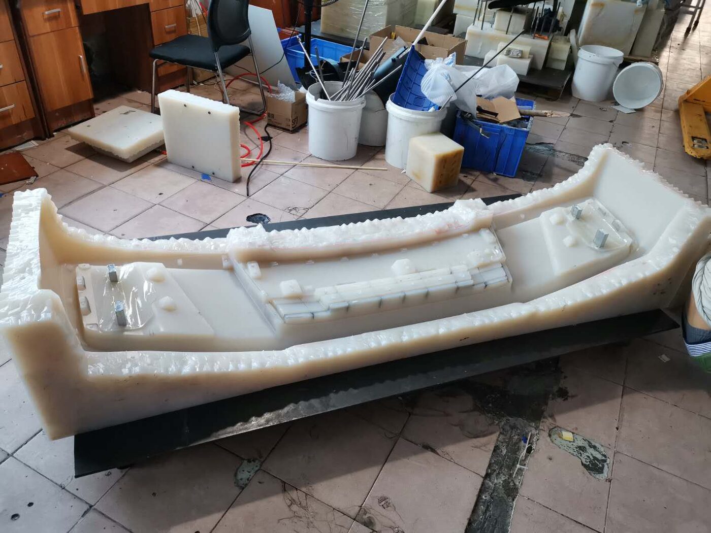 手工焊接钢骨架与硅胶模实拍